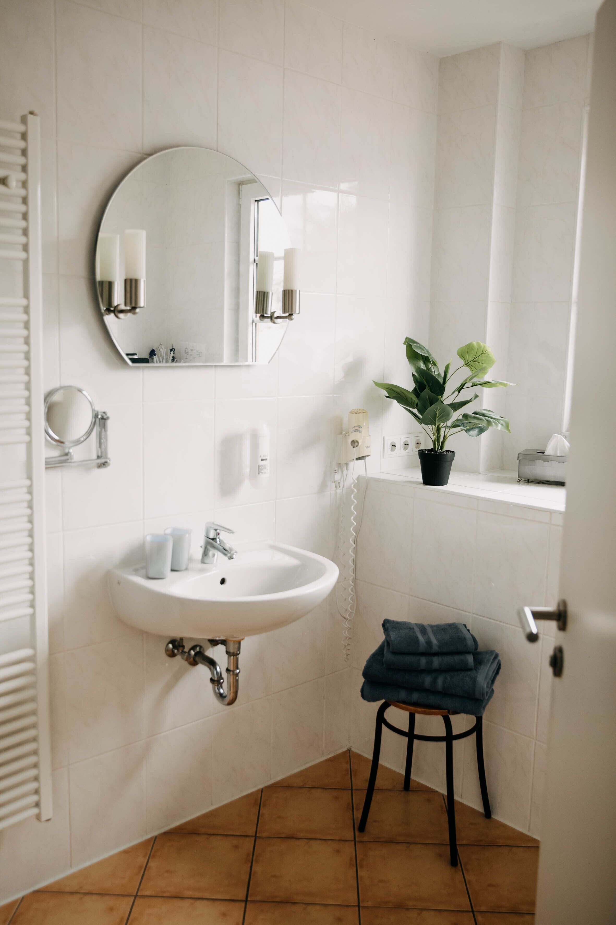 Deluxe Room | Bathroom | Shower, hair dryer, towels