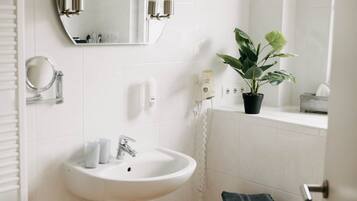 Quarto luxo | Banheiro | Chuveiro, secador de cabelo, toalhas de banho