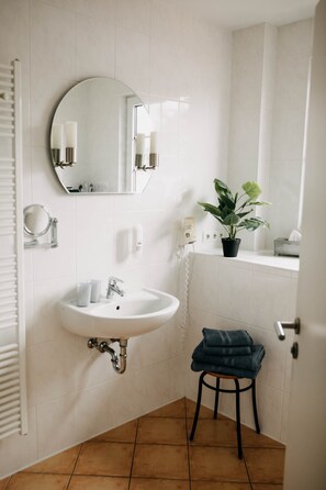 Deluxe Room | Bathroom