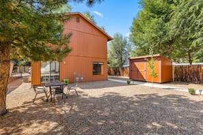 Outdoor dining - Chic Urban Retreat - Downtown & Parking - Sleeps 4 (Flagstaff)
