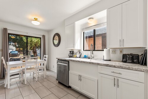 Chic Urban Retreat - Downtown & Parking - Sleeps 4