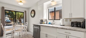 Chic Urban Retreat - Downtown & Parking - Sleeps 4