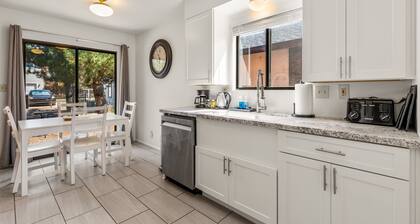 Chic Urban Retreat - Downtown & Parking - Sleeps 4