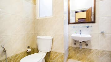 Sèche-cheveux, serviettes fournies, savon, shampoing