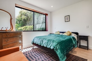 2 habitaciones, tabla de planchar con plancha y cuna de viaje 