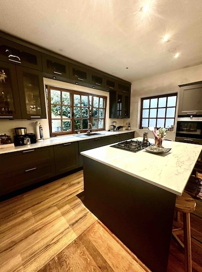 "Fire & Grill Hideaway: A Cozy Retreat with BBQ and Fireplace"