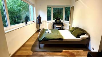 5 bedrooms, iron/ironing board, WiFi, bed sheets