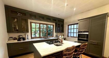 "Fire & Grill Hideaway: A Cozy Retreat with BBQ and Fireplace"