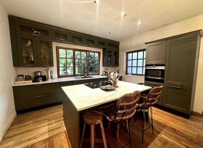 "Fire & Grill Hideaway: A Cozy Retreat with BBQ and Fireplace"