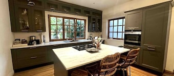 "Fire & Grill Hideaway: A Cozy Retreat with BBQ and Fireplace"