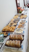 Una mesa de buffet con diversos alimentos y utensilios para servir.