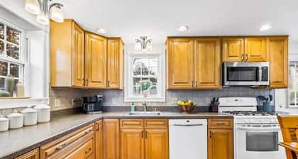 1620 Seaview: Less than a mile to downtown Plymouth; sleeps max of 10