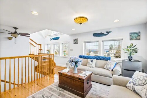 1620 Seaview: Less than a mile to downtown Plymouth; sleeps max of 10