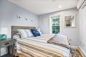 2 Schlafzimmer, Schreibtisch, Bügeleisen/Bügelbrett, Reisekinderbett