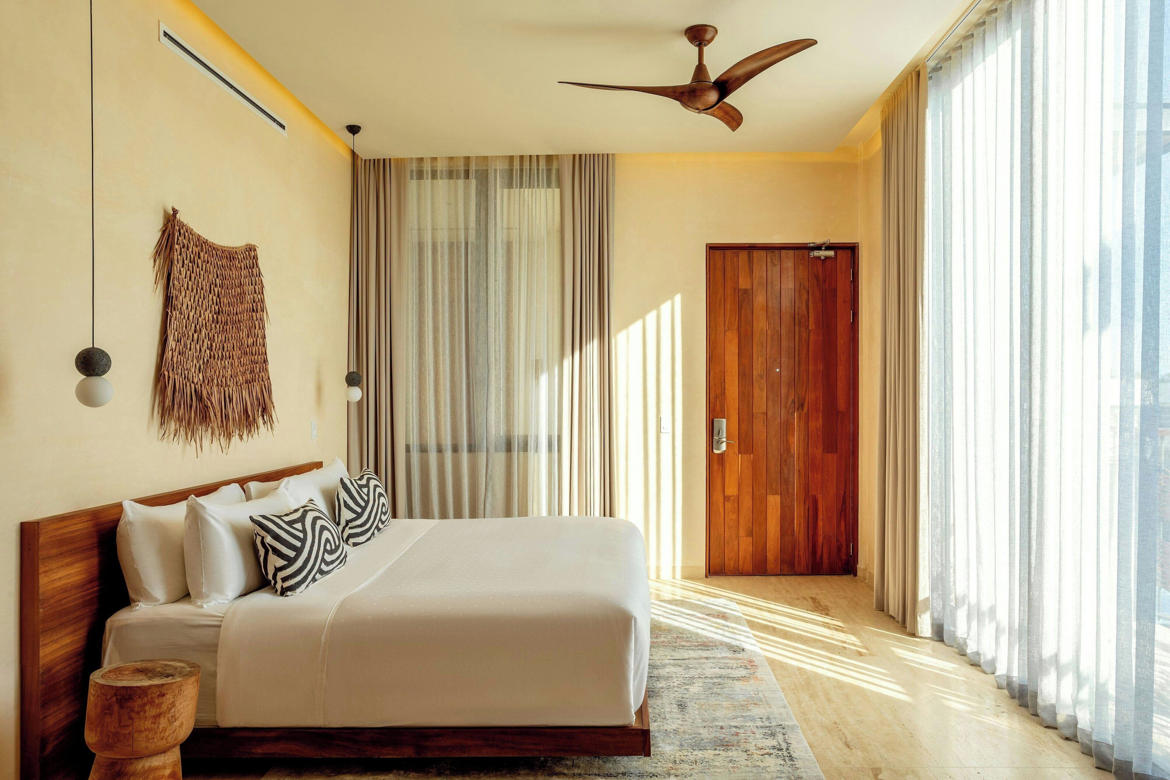 Deluxe bloom room with 1 king bed | 1 bedroom, hypo-allergenic bedding, in-room safe, blackout drapes