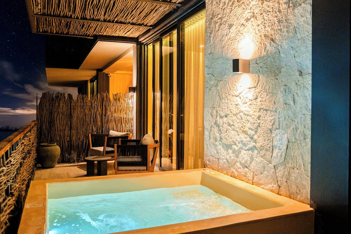 Premium 3 bedroom apartment with 2 bathroom & PLUNGE POOL | 1 bedroom, hypo-allergenic bedding, in-room safe, blackout drapes