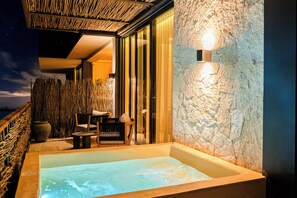 Premium 3 bedroom apartment with 2 bathroom & PLUNGE POOL | 1 soverom, allergitestet sengetøy, safe på rommet og blendingsgardiner