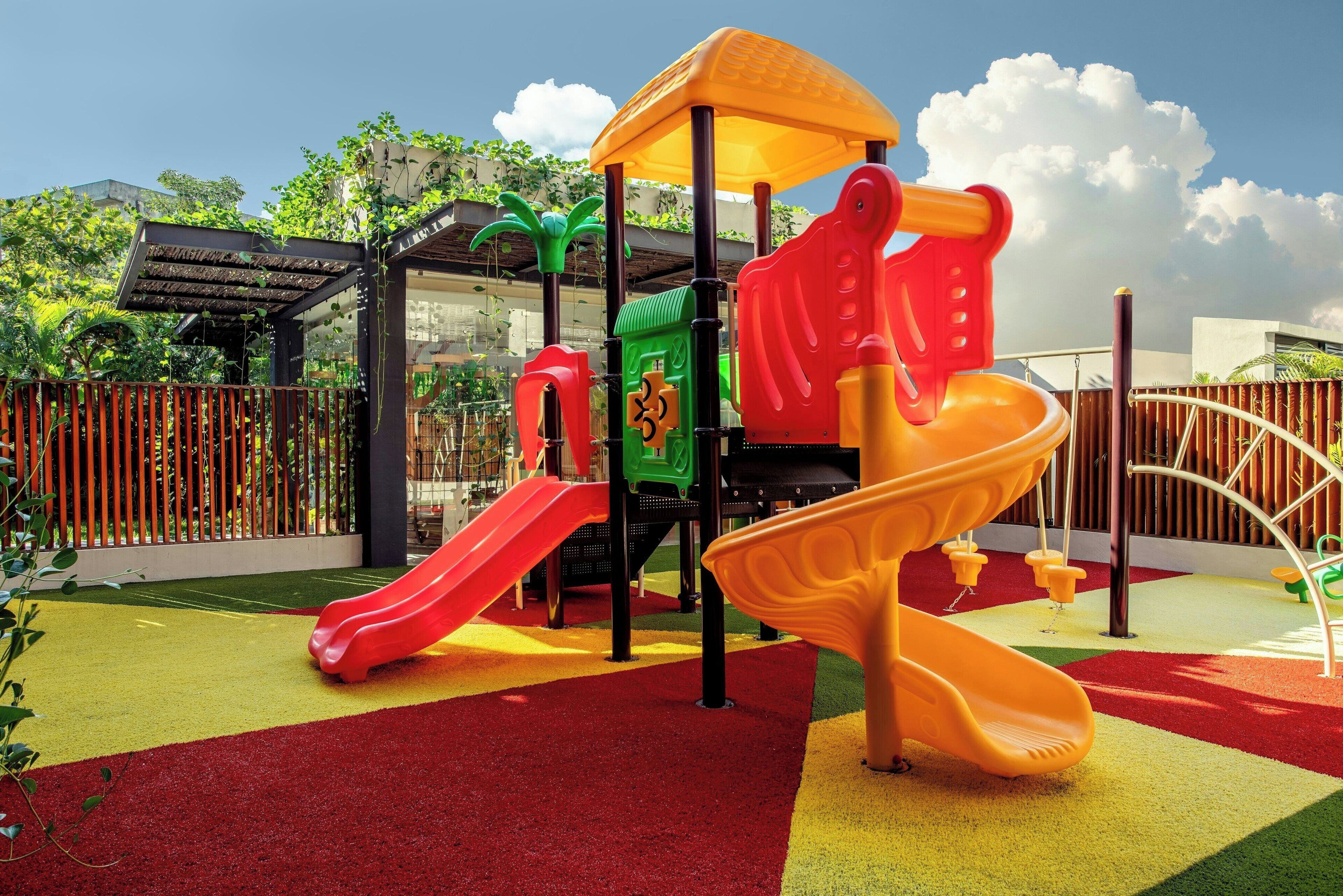 Ein Spielplatz mit Rutschen und Klettergerüsten.