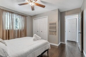 5 quartos, escrivaninha, ferros/tábuas de passar roupa, Wi-Fi