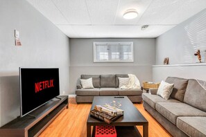 Una televisión, una mesa de tenis de mesa
