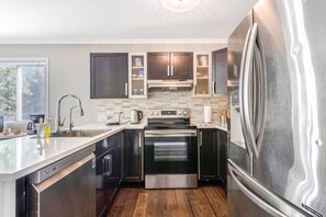 Geladeira, micro-ondas, fogão, cooktop