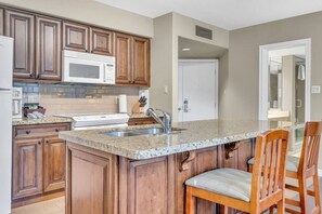 Fridge, microwave, oven, stovetop - Cozy Getaway with Resort Perks (Shanty Bay)