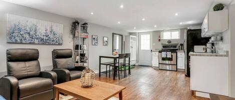 Een televisie en een open haard