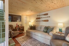 Living area - 2 Bedroom fully updated cozy Mt. Gretna Cottage with parking (Mount Gretna)