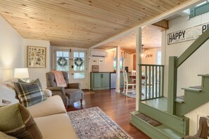 Living area - 2 Bedroom fully updated cozy Mt. Gretna Cottage with parking (Mount Gretna)