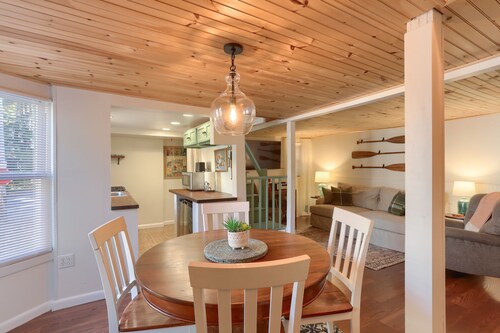 2 Bedroom fully updated cozy Mt. Gretna Cottage with parking