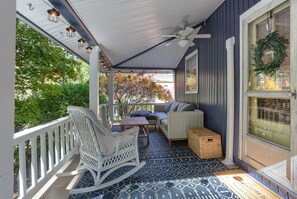 Living area - 2 Bedroom fully updated cozy Mt. Gretna Cottage with parking (Mount Gretna)