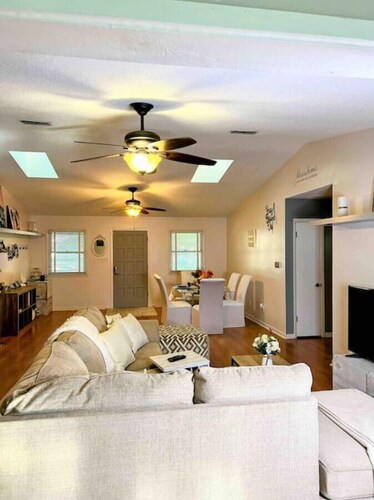 The Town & Country - 4BR, 3BA on 1.5 acres