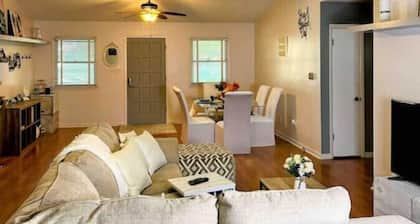 The Town & Country - 4BR, 3BA on 1.5 acres