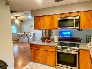Fridge, microwave, oven, stovetop - The Town & Country - 4BR, 3BA on 1.5 acres (Tallahassee)