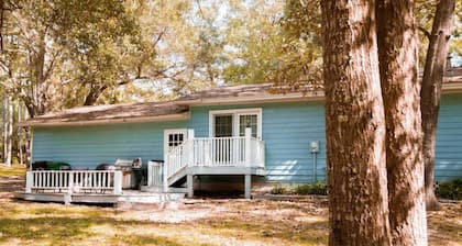 The Town & Country - 4BR, 3BA on 1.5 acres