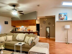 Smart-TV, Bücher, Arbeitsbereiche