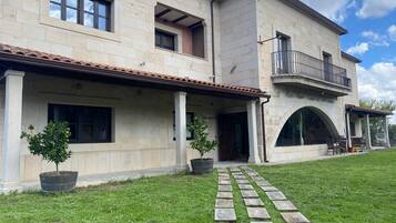 Vista frontal de la propiedad