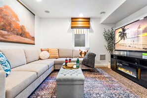 Smart-TV, Tischfußball, Tischtennisplatte, Bücher