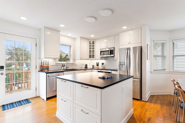 Kjøleskap, mikrobølgeovn, ovn og kokeplater