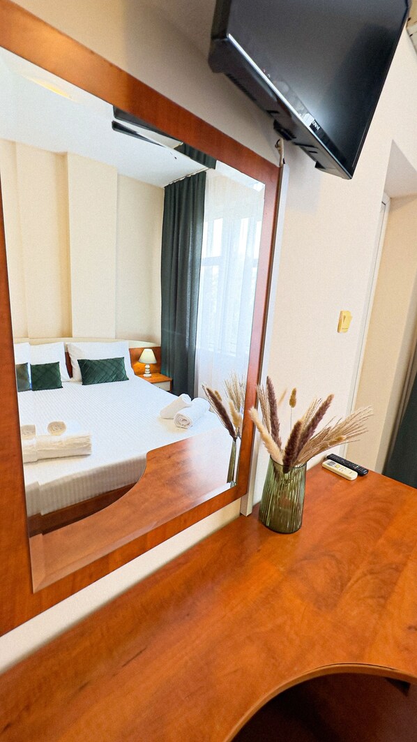 Standard Double Room | Desk, blackout curtains, iron/ironing board, free WiFi - Dezudava Hotel (Sandanski)