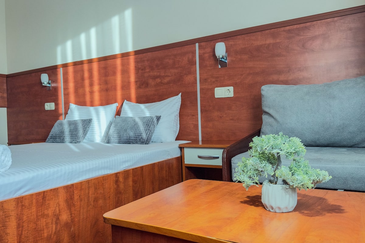 Standard Suite | Desk, blackout drapes, iron/ironing board (on request), WiFi (free)