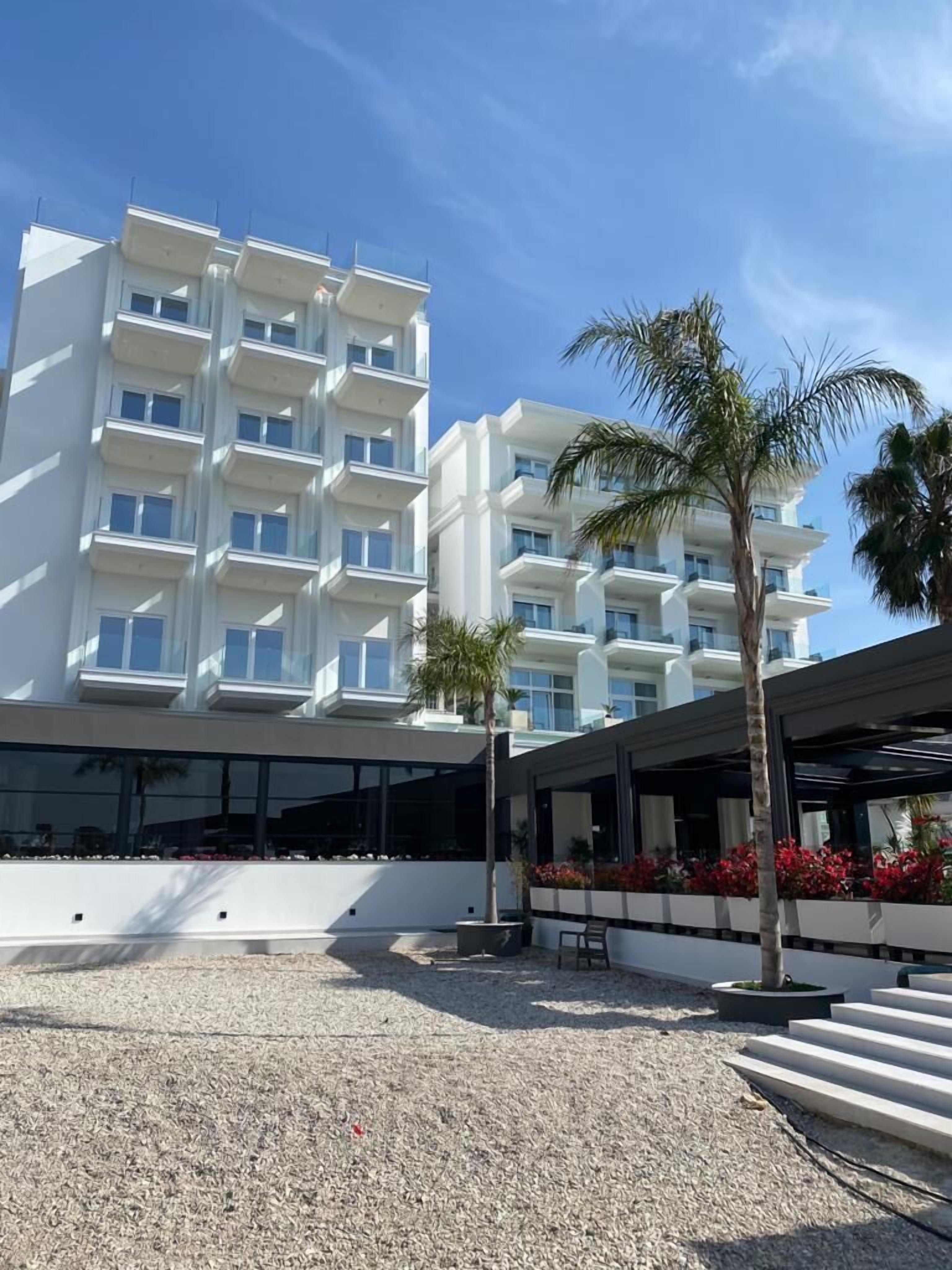 Escritorio, sistema de insonorización, tabla de planchar con plancha