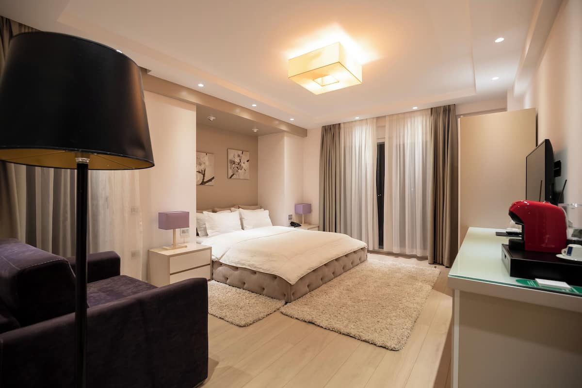 1 habitación, escritorio y sistema de insonorización