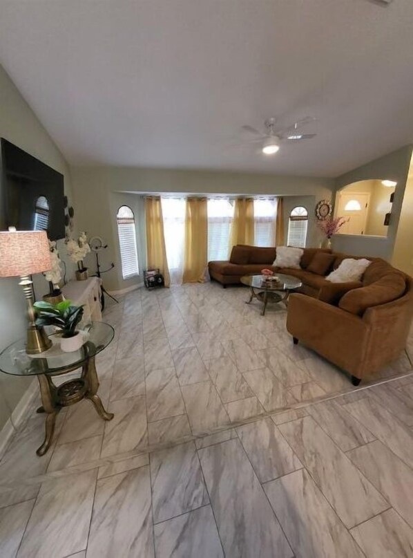 Living area - Tiki River (Port Charlotte)