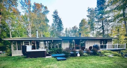 Hot Tub in the Forest Cozy Home on Peaceful Lake