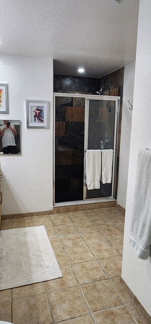 Hårføner, håndklær, såpe og sjampo