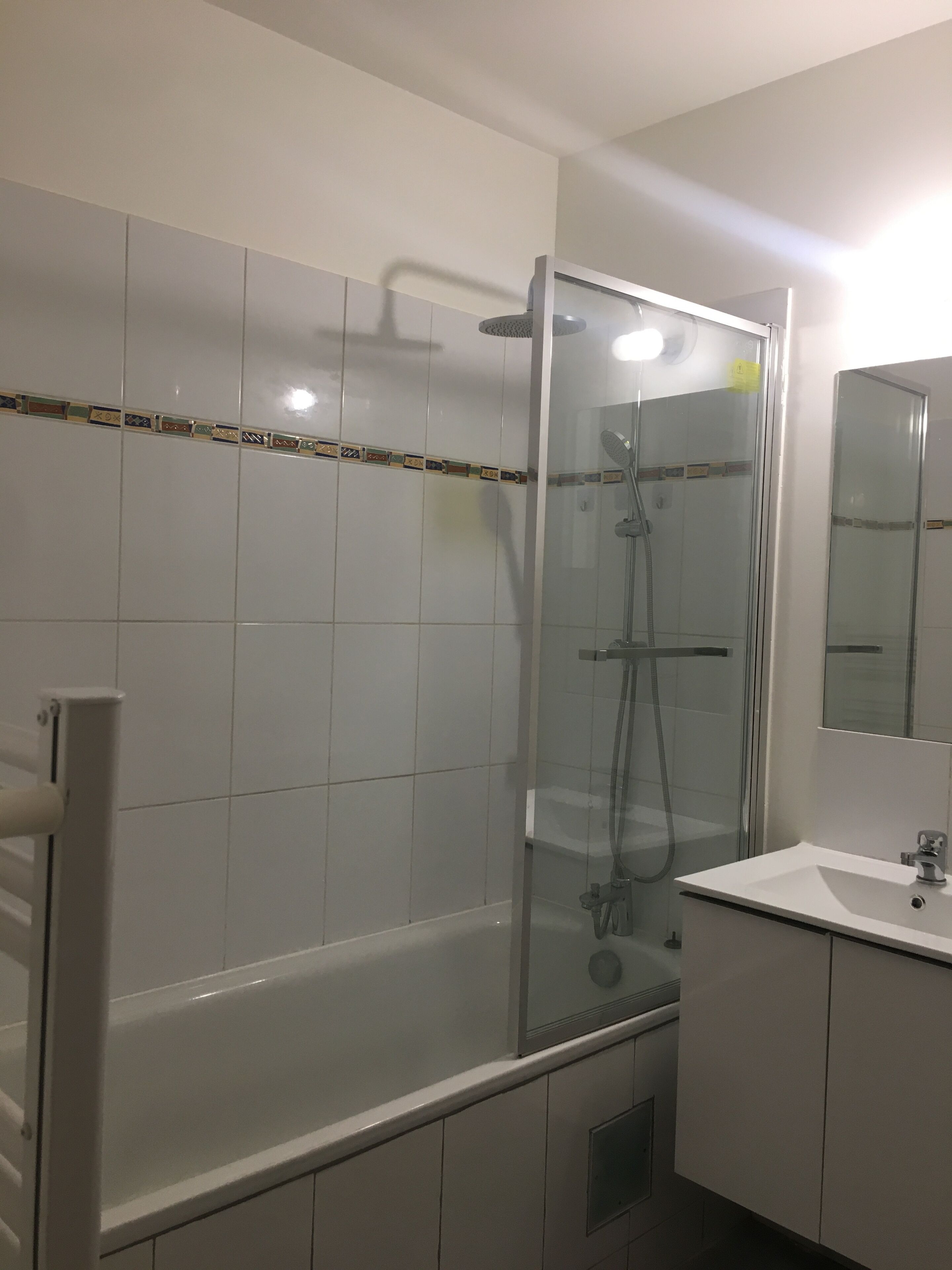 مجففات شعر، مناشف، صابون، ورق حمّام