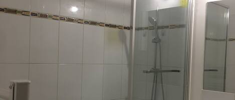 مجففات شعر، مناشف، صابون، ورق حمّام