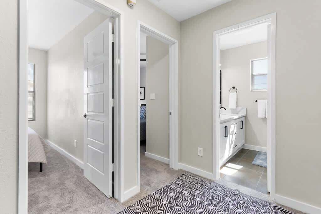 4 bedrooms, desk, iron/ironing board, WiFi