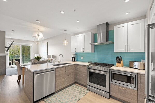 Kühlschrank, Mikrowelle, Ofen, Herdplatte